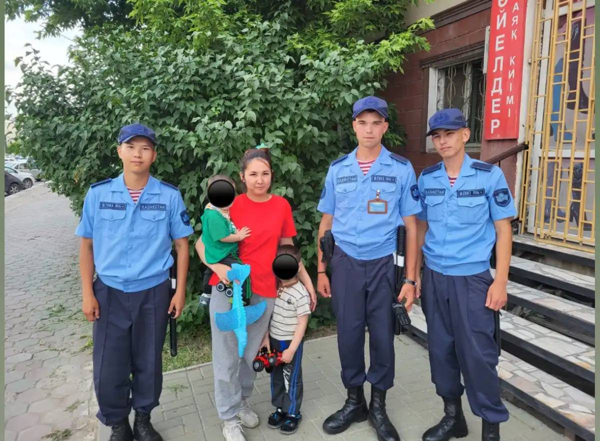 Әскери қызметшілер жоғалған баланы тауып, анасына табыстады