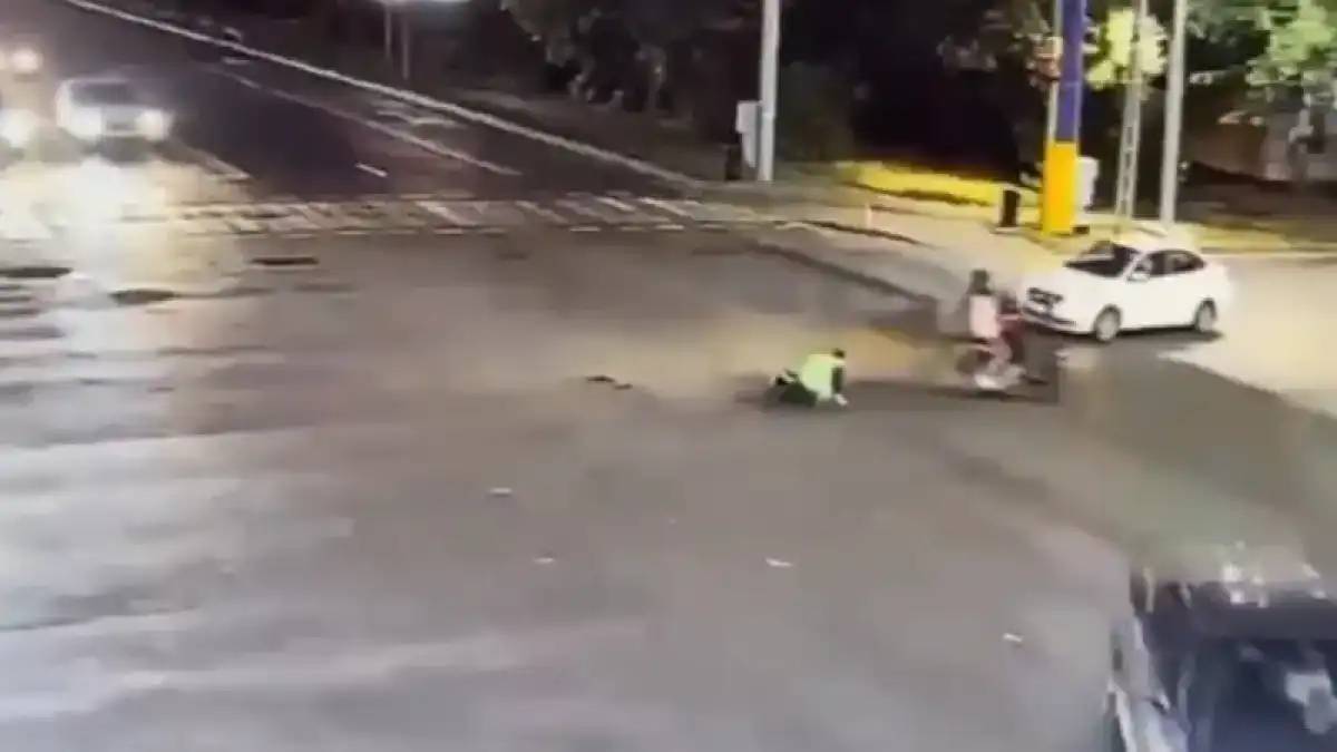 Полиция қызметкерін әдейі соққан мопед жүргізушісі жазаланды