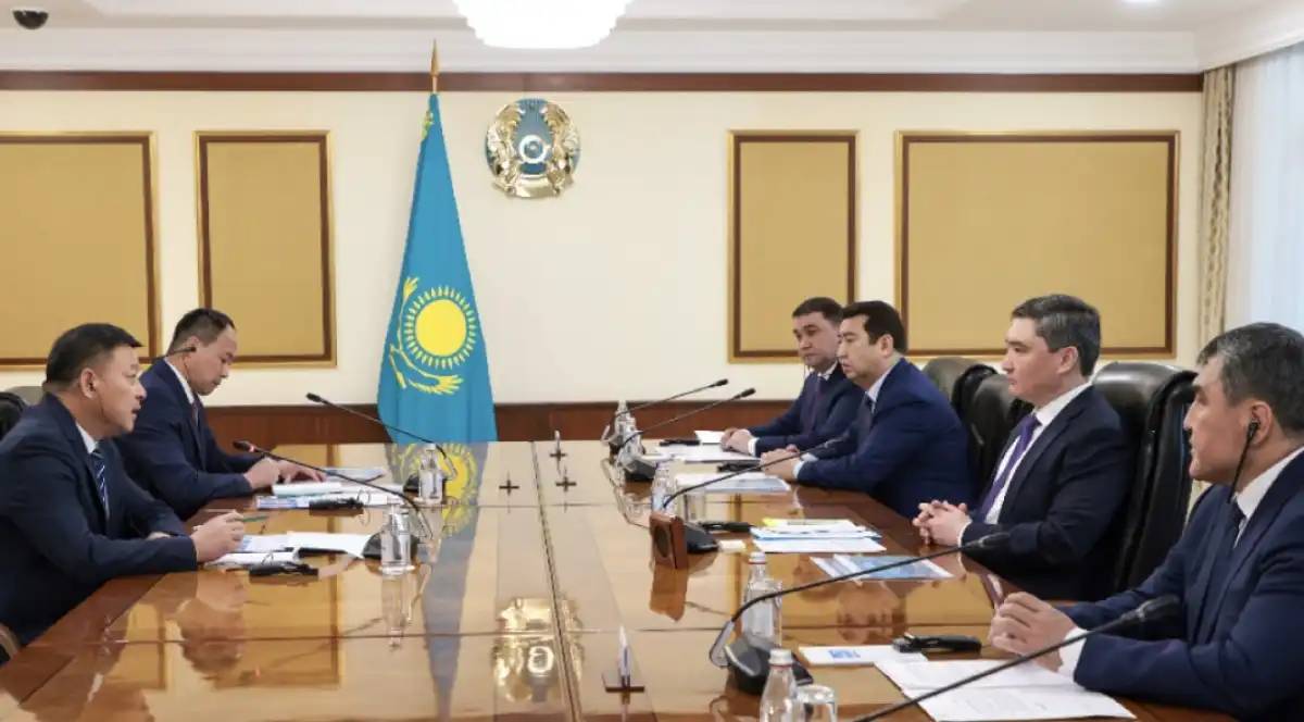 Олжас Бектенов пен Чжан Цихай мақта-тоқыма кластерін құру мәселесін талқылады