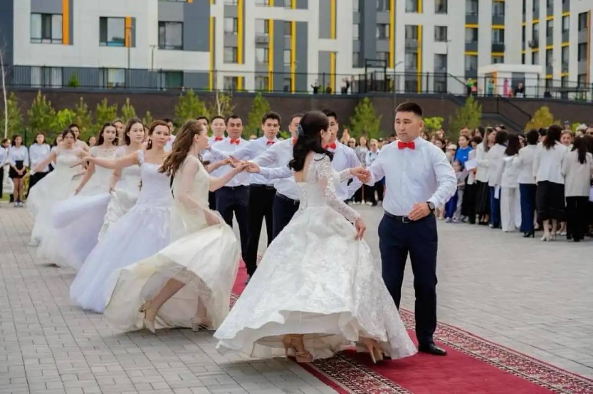 «Дорамадағыдай»: Астанада бітіру кешінде сахнада болған жайт желідегі жұртты тәнті етті