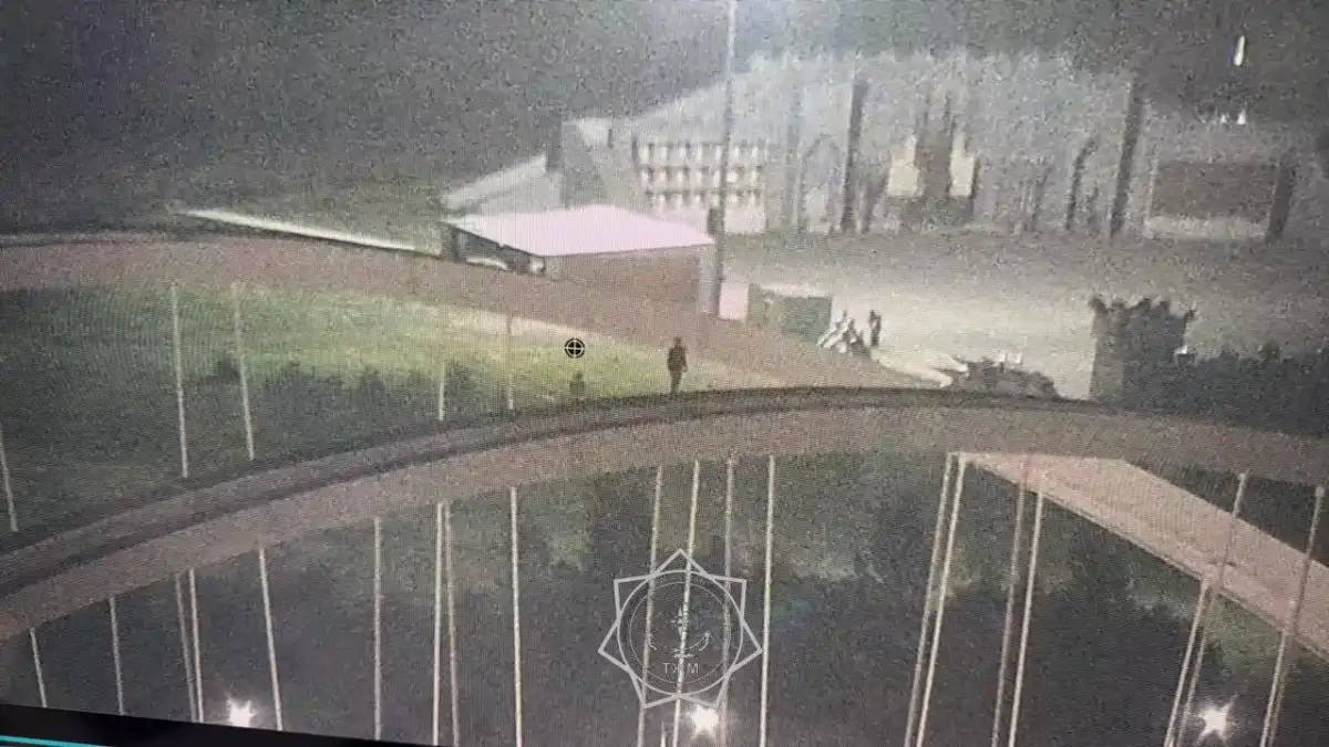 Елордада көпірден секірмек болған ер адам құтқарылды