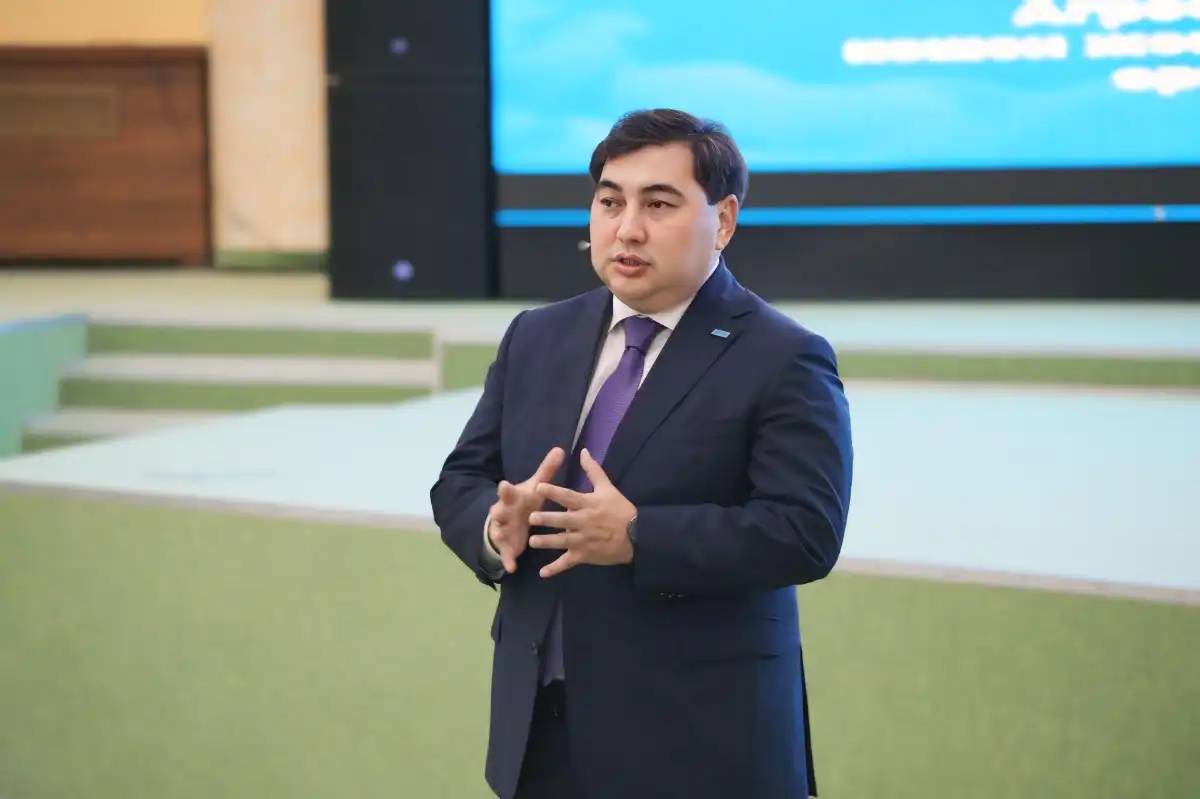 Дархан Жазықбай Президенттік жастар кадр резервіне іріктеу бойынша жас мамандармен кездесті