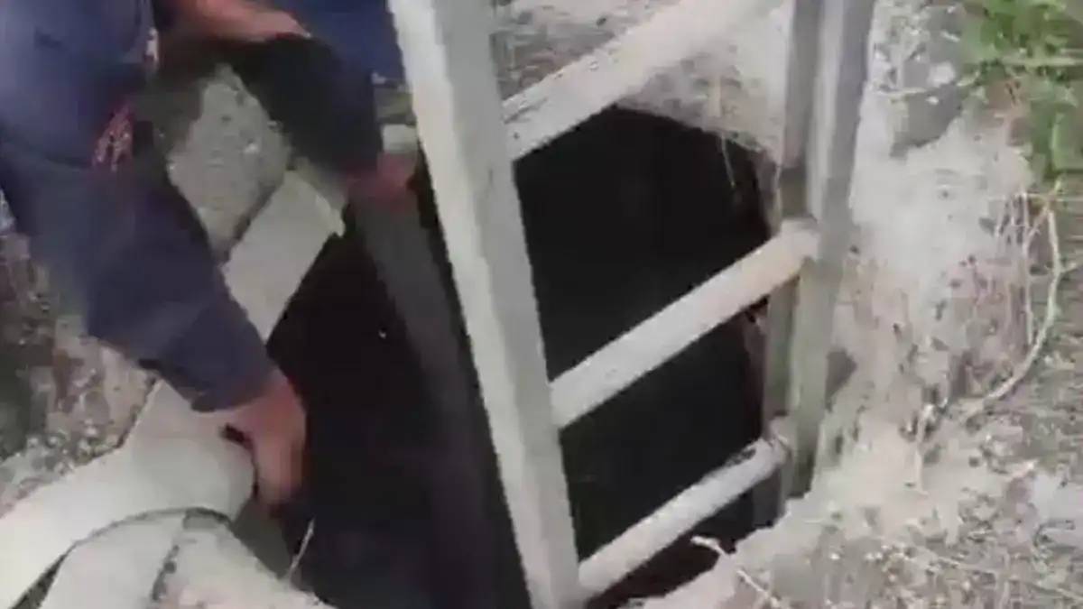 Абай қаласында әйел тереңдігі 3 метр болатын ашық жатқан құдыққа құлап кетті