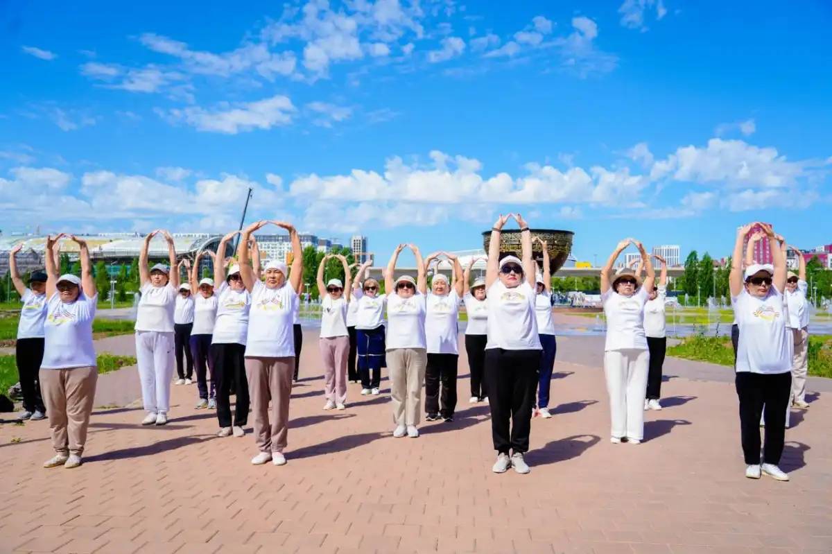 Астанада зейнеткерлер таңғы жаттығу жасады