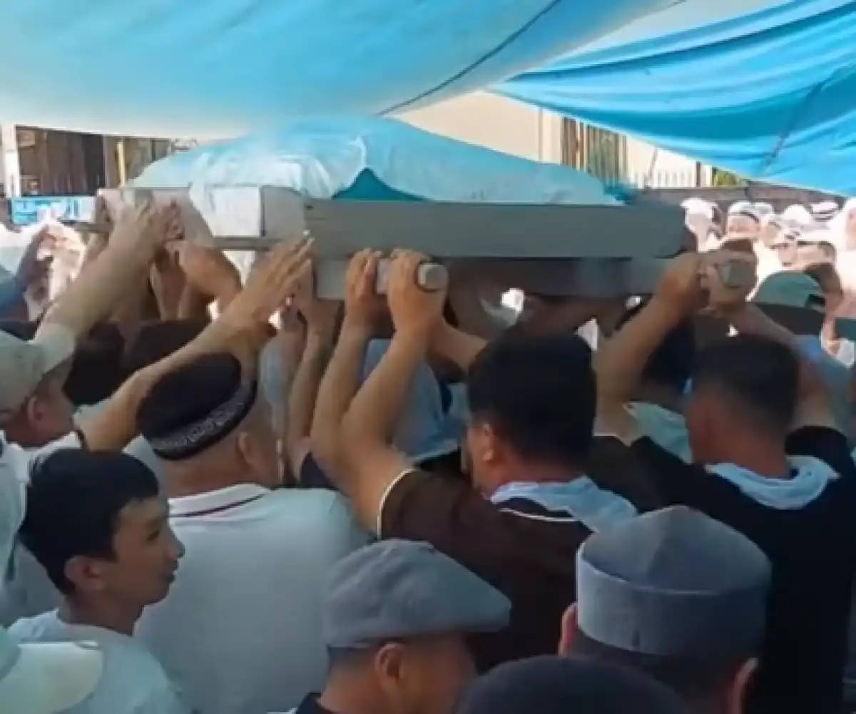 103 жасқа толып өмірден өткен қарт кісінің жаназасында ақша шашты