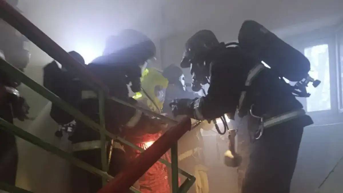 Ақтөбеде көпқабатты үйде үш адам тірідей өртеніп кете жаздады