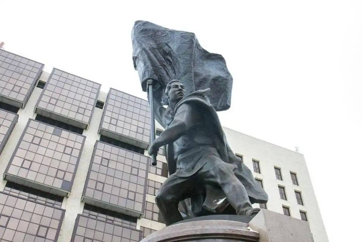 Астанада Ұлы Отан соғысының батырларына арналған ескерткіштер аумағында сенбілік өтті