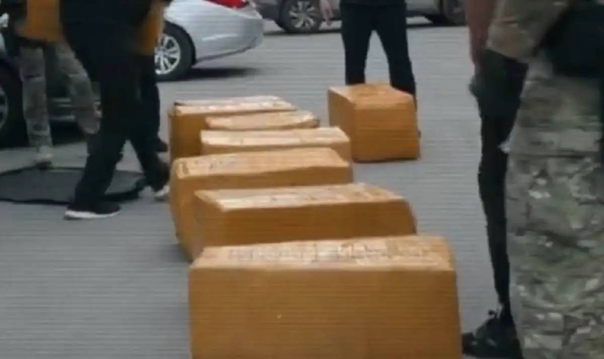 Астанада екі ер адамнан 270 келіден астам есірткі мен тапанша тәркіленді