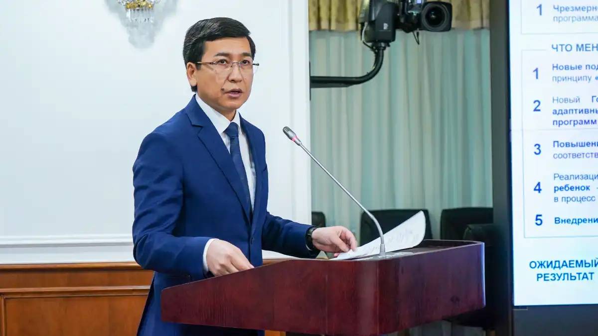 «Ереже жоқ»: Асхат Аймағамбетов оқушыларға ЖИ-ды этикалық жағынан дұрыс қолдануды үйрету керегін айтты