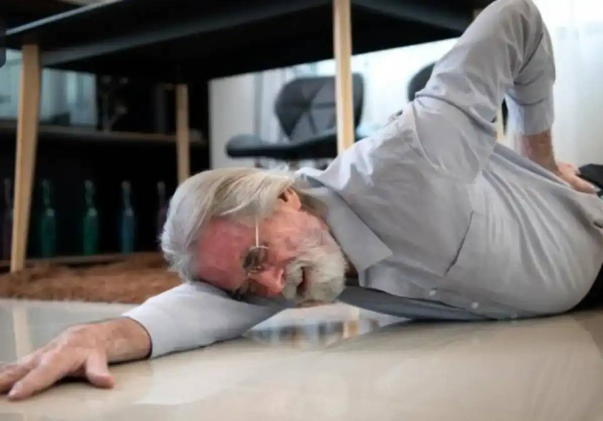 Теміртауда қарияны соққыға жыққан балалар екі айға қамауға алынды