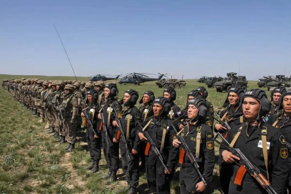 Қорғаныс министрі құрлық әскерлерінің әскери қызметшілерін құттықтады