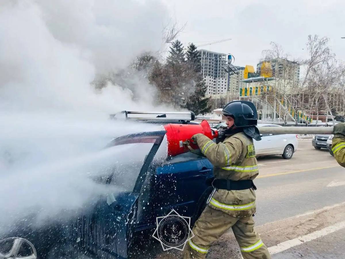 Астанада жеңіл көлік отқа оранды