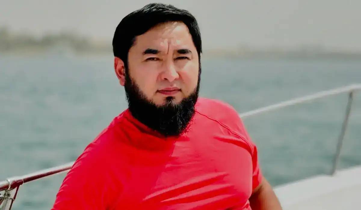 «Мектепте мини юбка киген қыздар жүкті болып жатыр»: Атышулы блогер мәлімдеме жасады