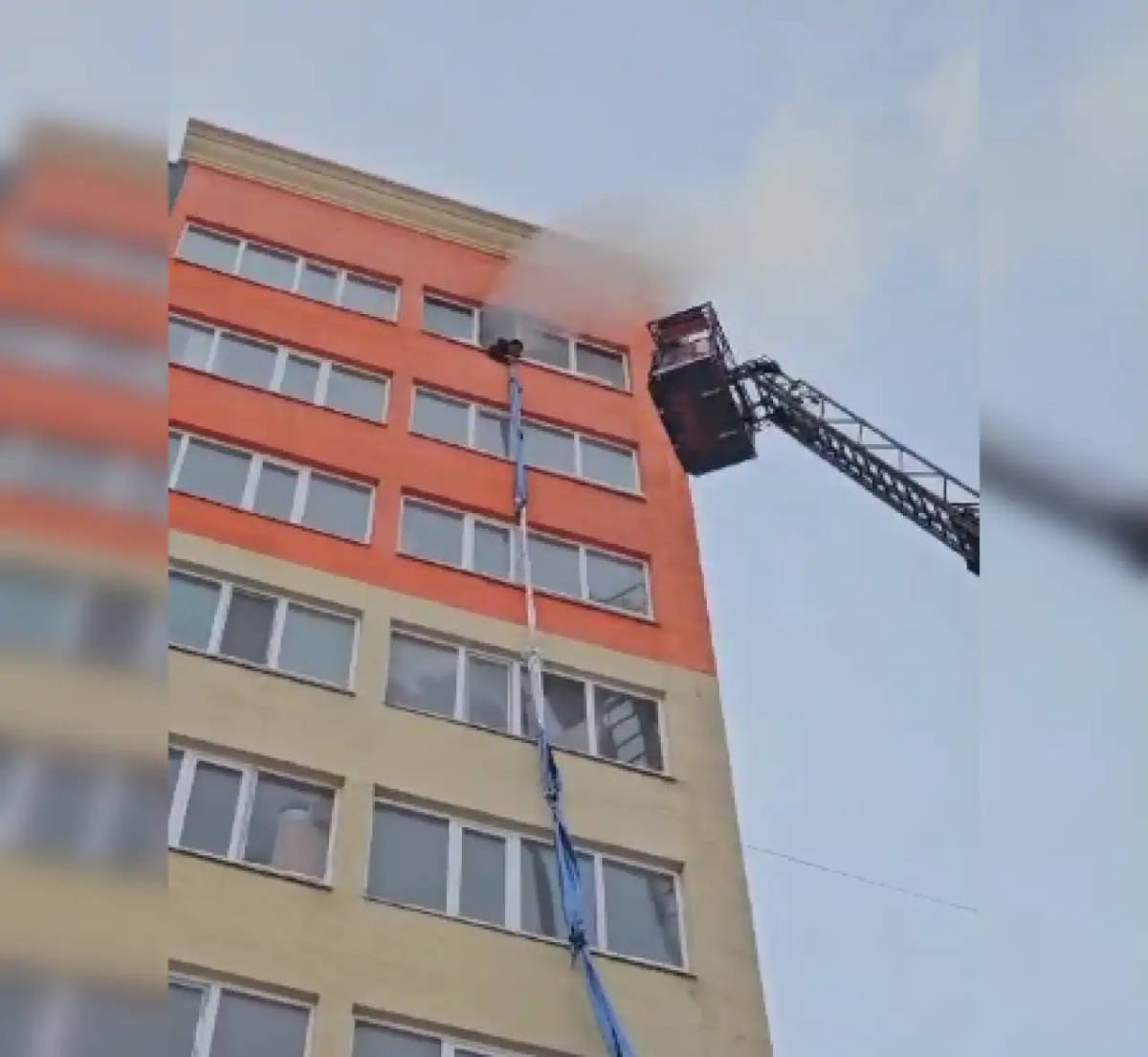 Елордада көпқабатты тұрғын үйден өрт шықты (ВИДЕО)