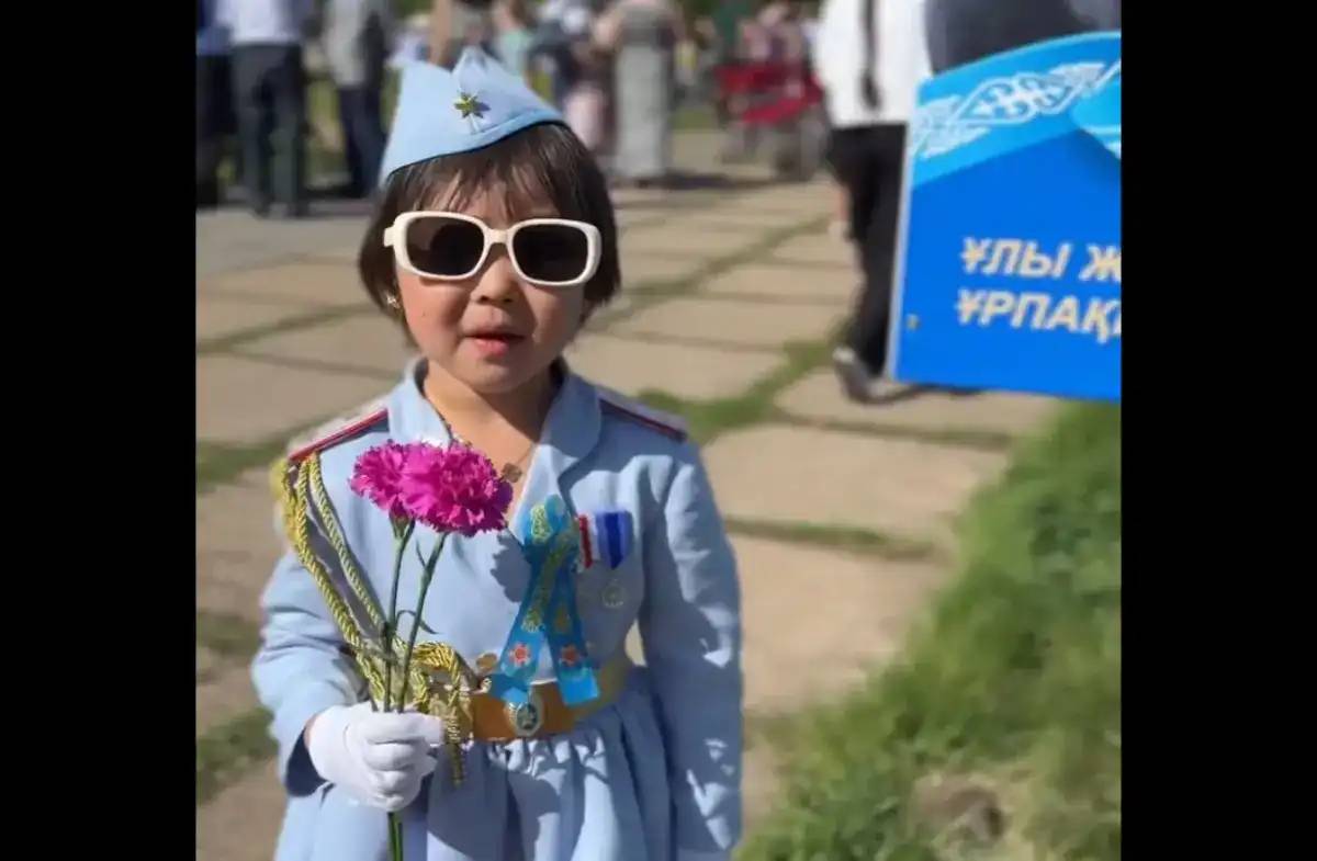 Әлия Молдағұловаға арналған өлең оқыған бес жастағы қыз көпшілікті тәнті етті