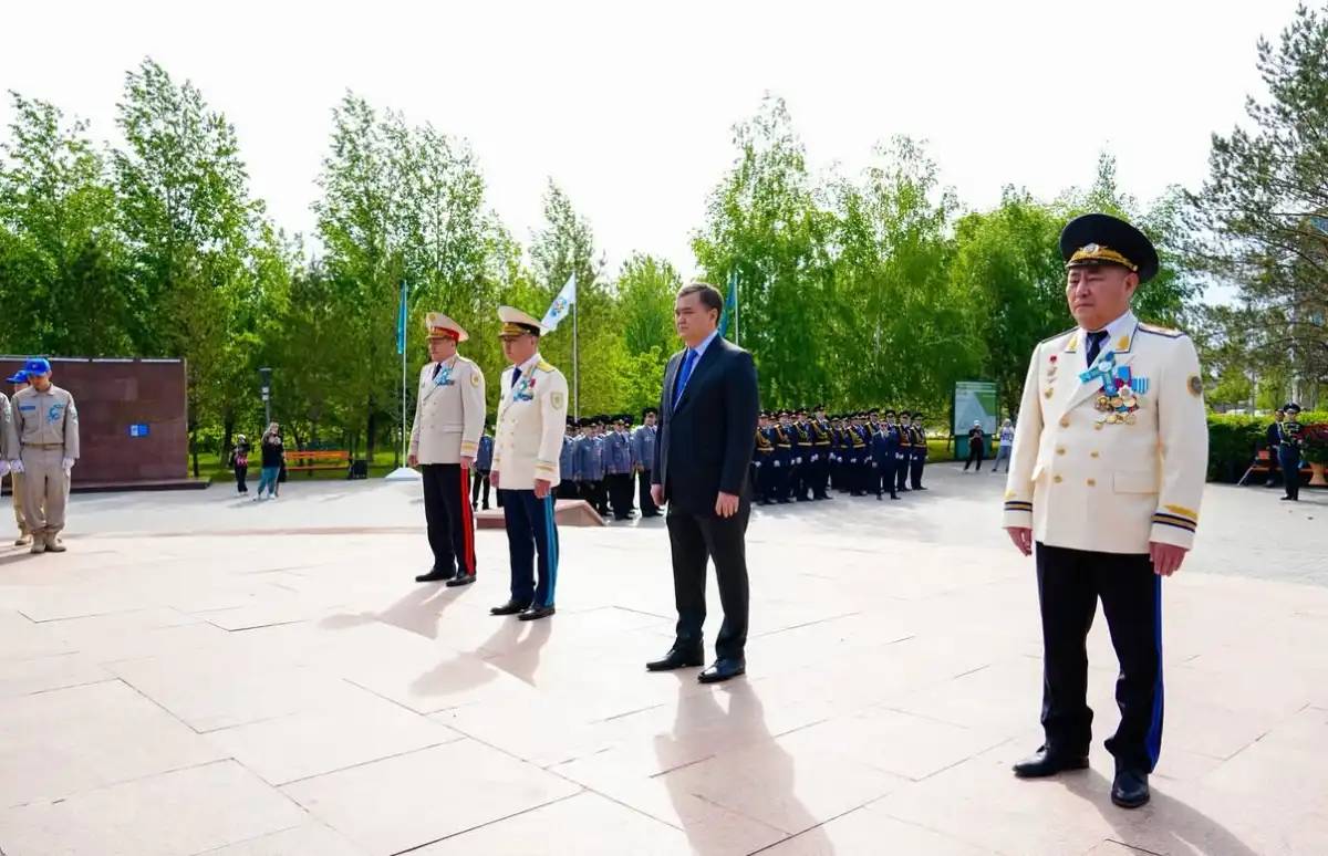 Елорда әкімі генерал Иван Панфилов пен 28 панфиловшы батырларға арналған ескерткішке гүл шоғын қойды