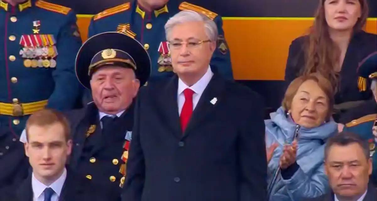 Президент Қызыл алаңдағы парадқа қатысқан Қазақстан Қарулы Күштерінің сарбаздарына құрмет көрсетті