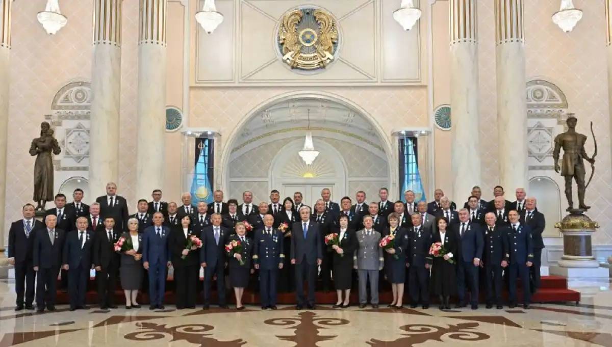Мемлекет басшысы астаналық көлік саласы қызметкерлерін марапаттады