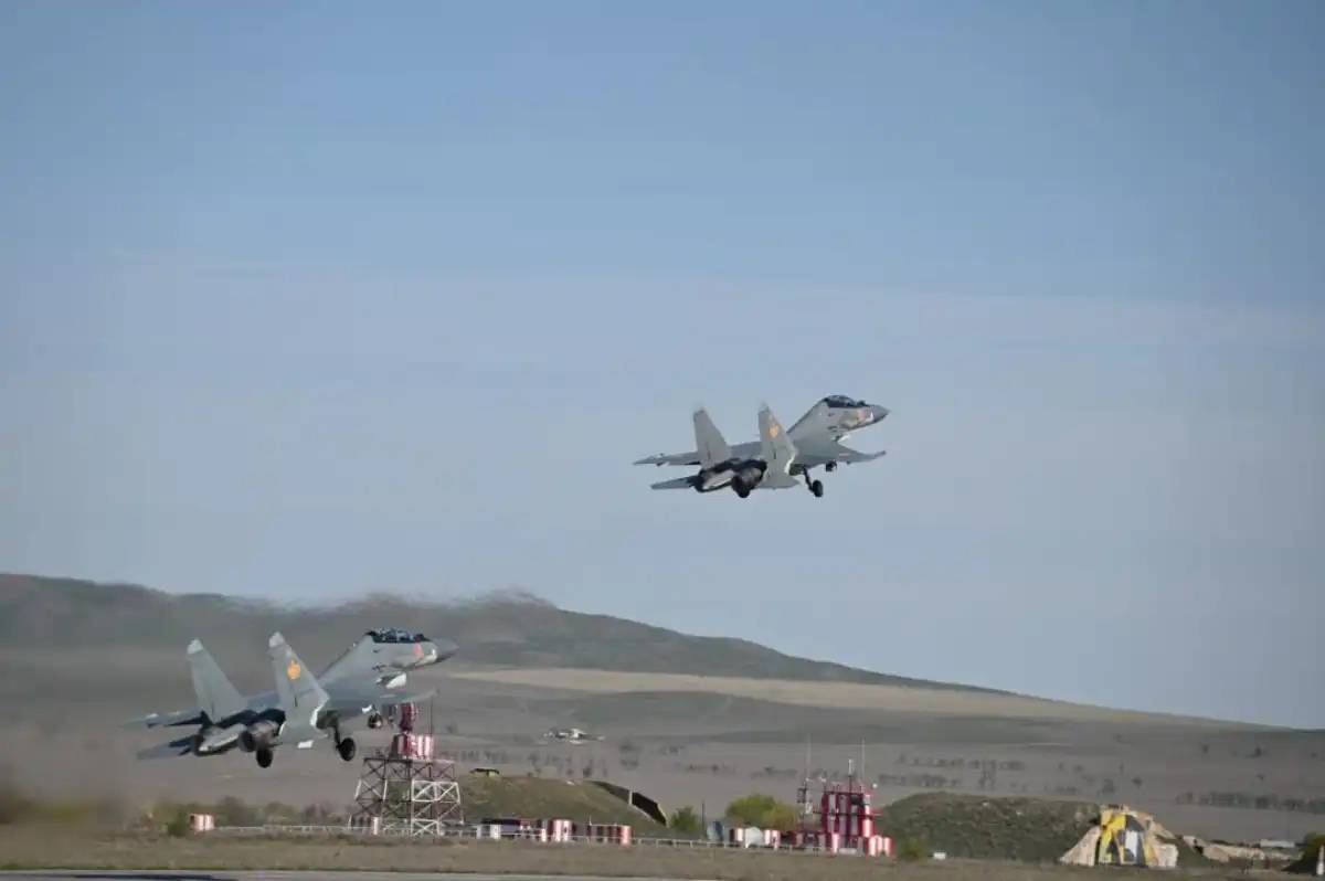 Әскери ұшақтар Астанадағы мерейтойлық шеруге дайындалып жатыр