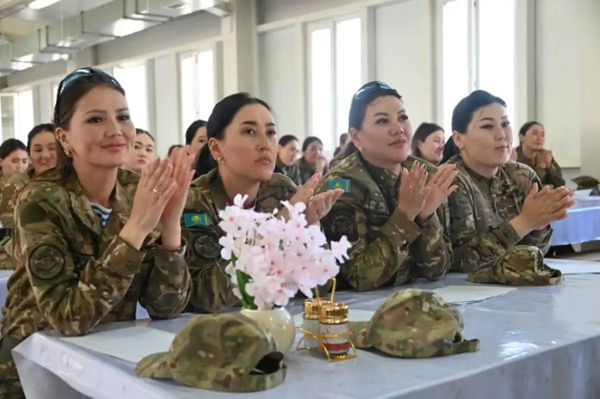 Елордада әскери шеруге қатысатын қыз-келіншектерге арналған тренинг өтті