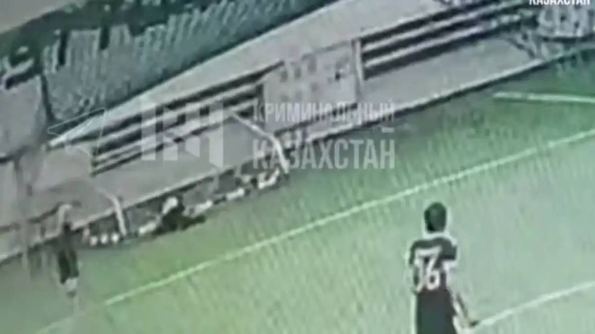 Астанада жас жігіттің үстіне футбол қақпасы құлап, қаза тапты
