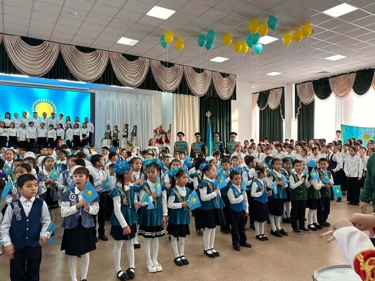 Елордалық оқушылар көк тудың желбірегеніне арнап ән шырқады