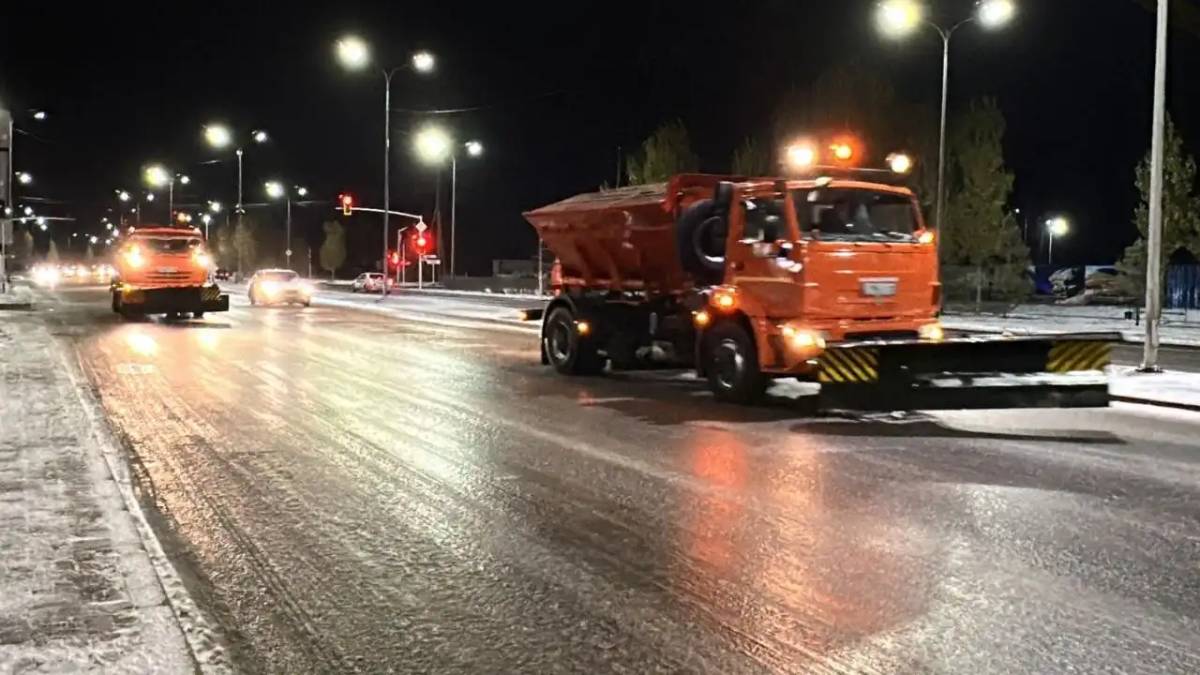 Елорданың коммуналдық қызметтері қаланы мұздан тазартып жатыр