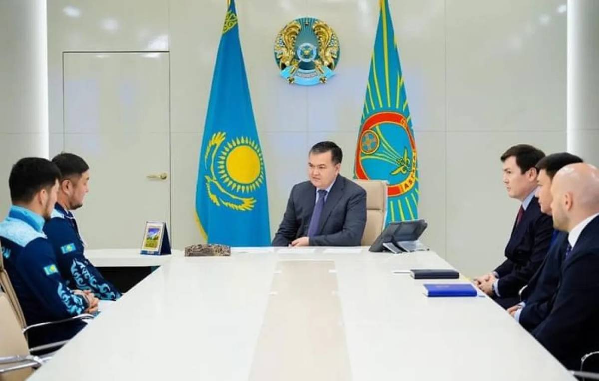 Елорда әкімі Нұрбек Оралбаймен және оның жаттықтырушысы Асқар Еркебаевпен кездесті