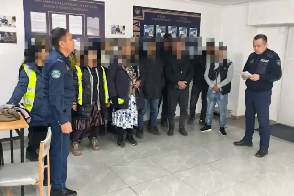 Астанада аула сыпырып жүрген жұмысшыларды полицейлер ұстап әкетті
