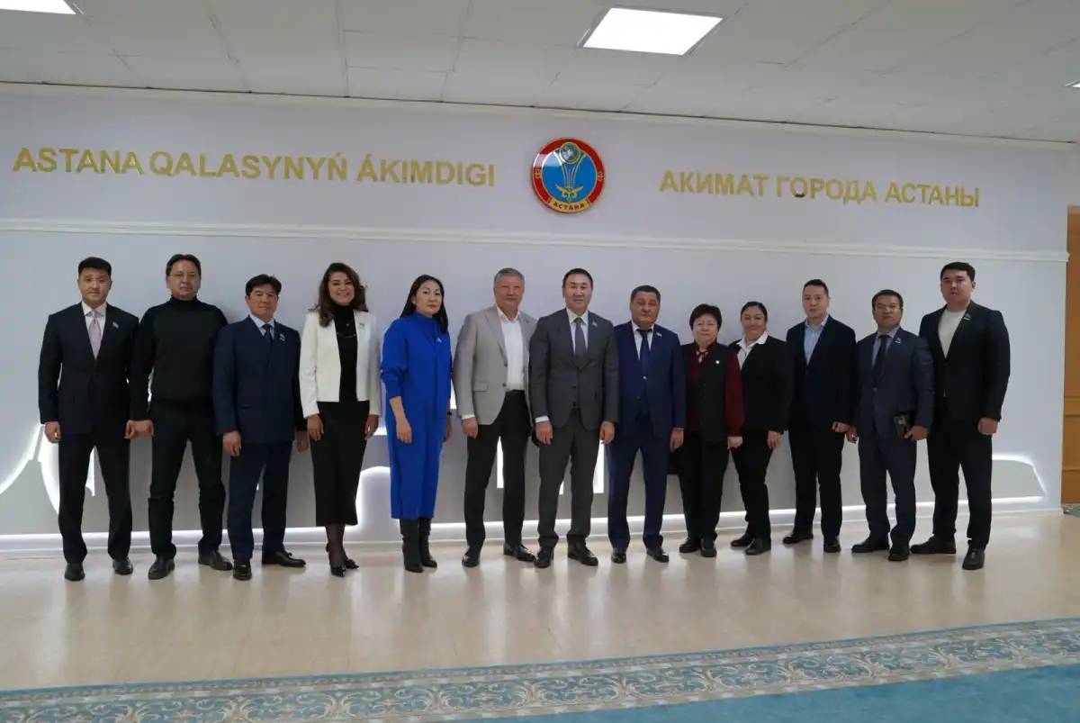 Астана қалалық мәслихатының депутаттары магистранттармен кездесті