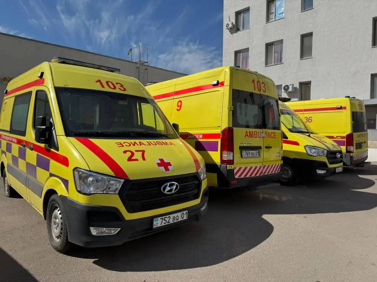 Астанада ер адам жедел жәрдем көлігінің алдыңғы әйнегін сындырып кеткен