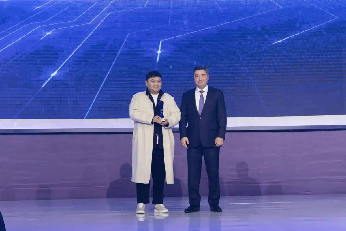 Бектенов үздік отандық IT-жобалар мен цифрлық бастамаларға марапаттарын табыс етті