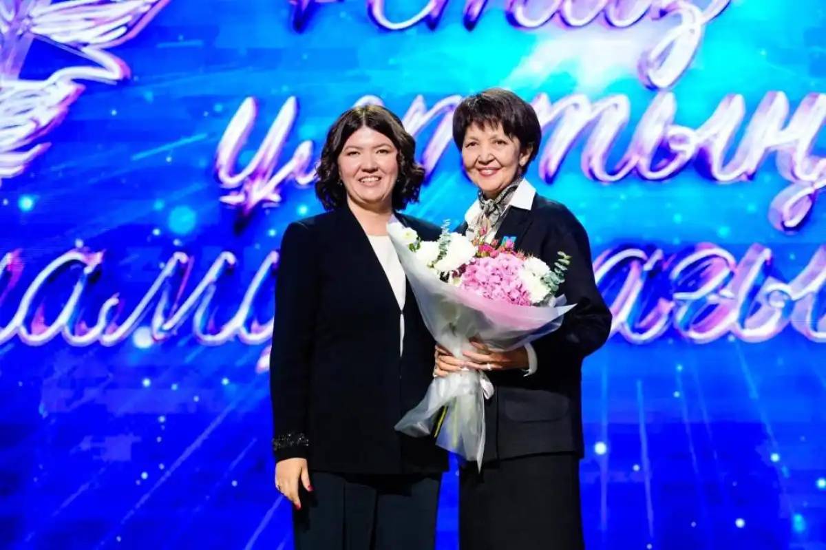 Астанада білім саласына үлес қосып жүрген педагогтер марапатталды