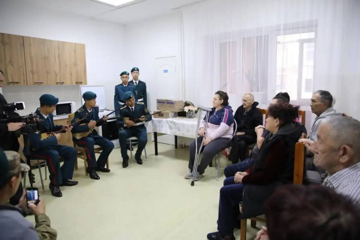 Елордада әскери колледж курсанттары қарттарды мерекемен құттықтады