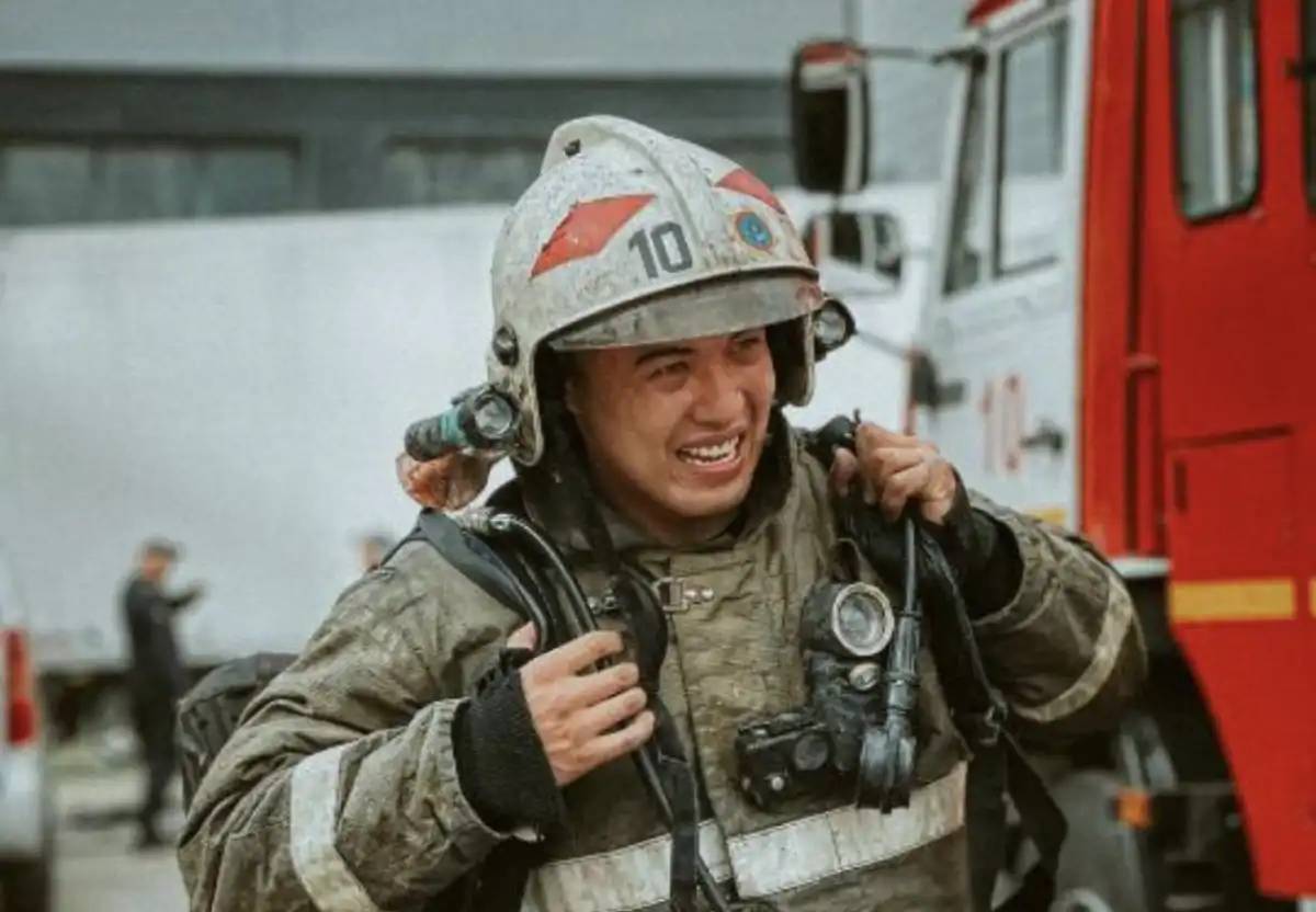 Бірнеше адамның өмірін аман алып қалған астаналық өрт сөндіруші