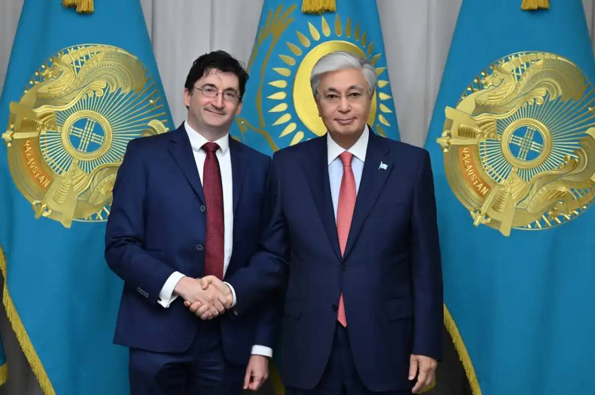 Тоқаев Стэнфорд университетінің профессорына кітабын сыйлады