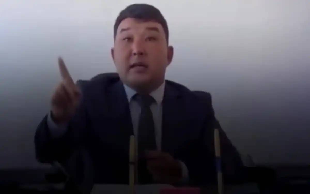 Халыққа бейәдеп сөз айтқан ауыл әкіміне айыппұл салынды