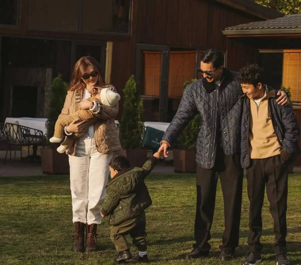 «Үш жылдың жемісі»: Ерке Есмахан Raim-мен отау құрғандарына үш жыл толғанын айтты