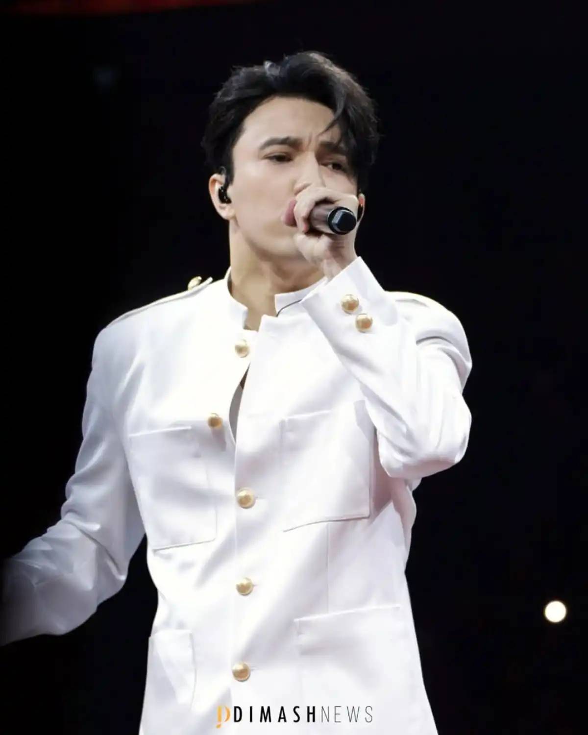 «Сен кішкентай баланың тірлігін жасадың»: Димаш желіде қазақ тіліне қатысты жазба жариялады