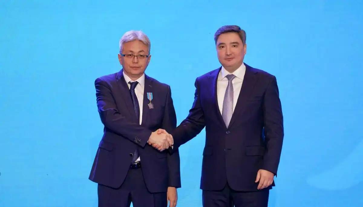 Олжас Бектенов Президент атынан әлеуметтік-еңбек саласы қызметкерлерін марапаттады