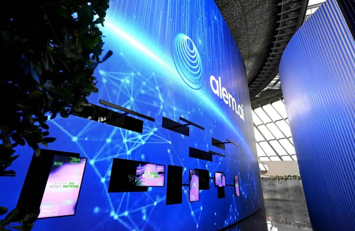 Қазақстан және Мажарстан президенттері Alem.AI халықаралық жасанды интеллект орталығын аралап көрді