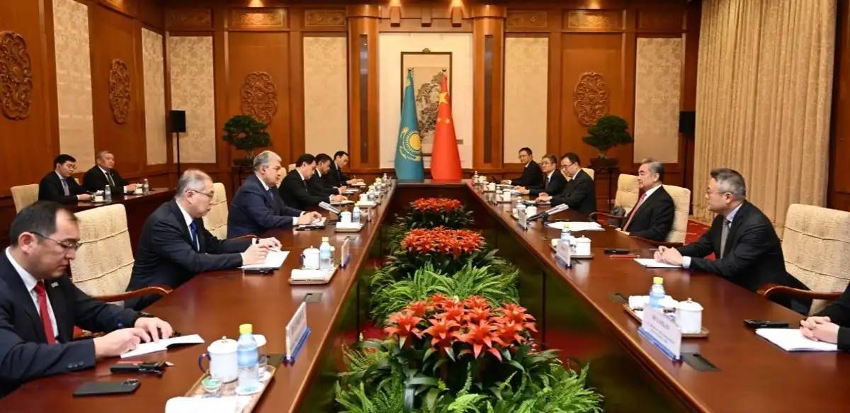 Қазақстан мен Қытай сыртқы істер министрлері Бейжіңде келіссөздер жүргізді