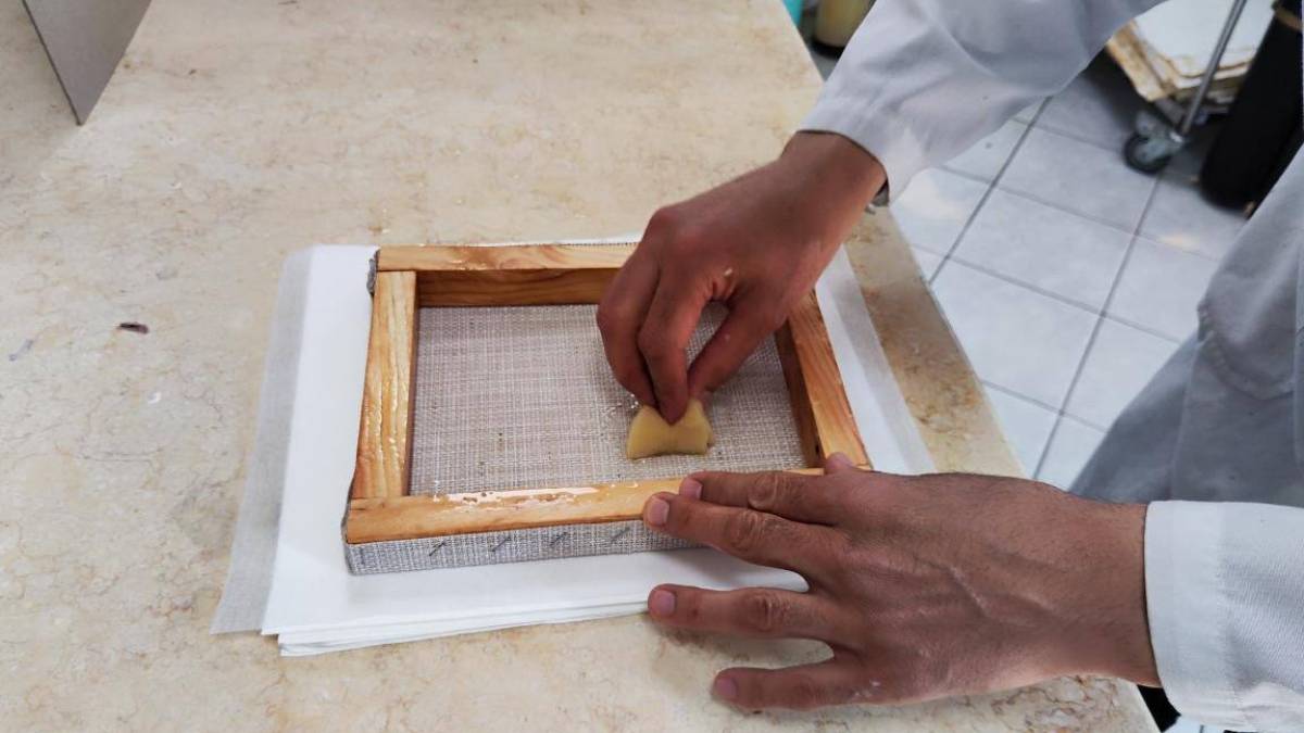 Қолжазбалар және сирек кітаптар ұлттық орталығында қағаз құю әдісі енгізілді