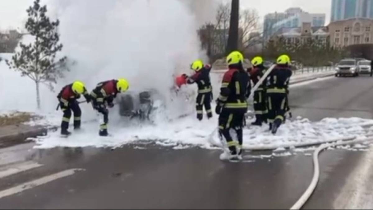 Елордалық өрт сөндірушілер жанып жатқан көлікті сөндірді (ВИДЕО)