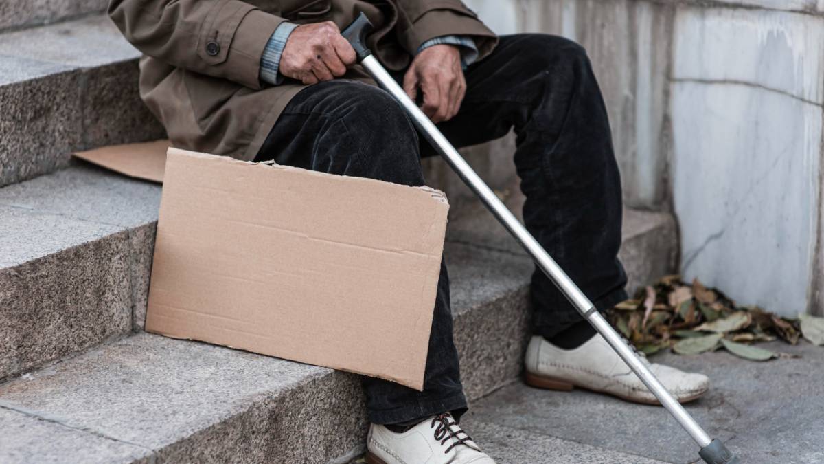 Семейде өзін мүгедек етіп көрсетіп, қайыр сұраған ер адам ұсталды