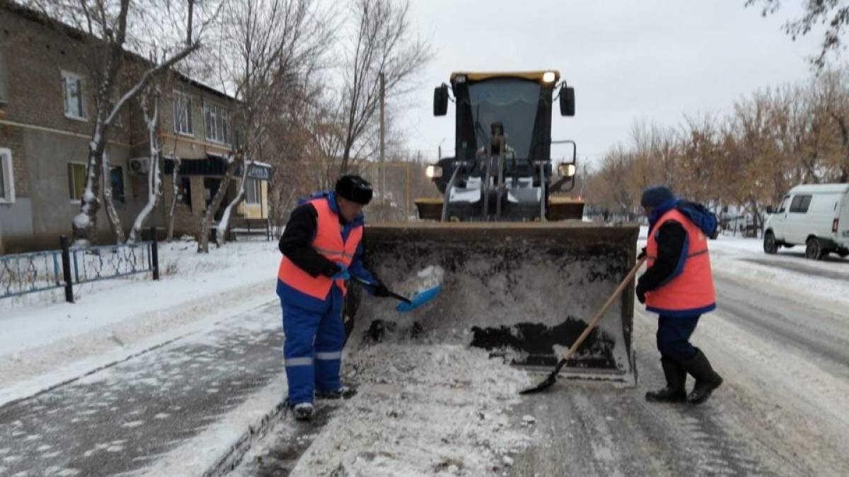 Астанада 2 800-ден астам жұмысшы қар тазалауға шықты