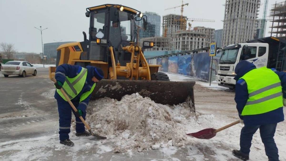 Елордада 2800-ден астам жұмысшы қар тазалауға шықты