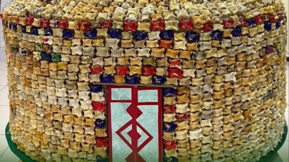 Ақтөбеде оқушылар 4 мың асықтан киіз үй макетін жасады