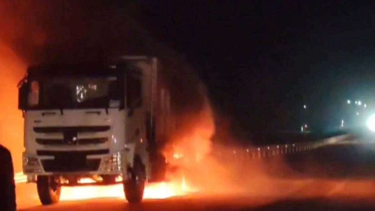 «Алматы-Өскемен» тасжолында жүк көлігі өртенді (видео)