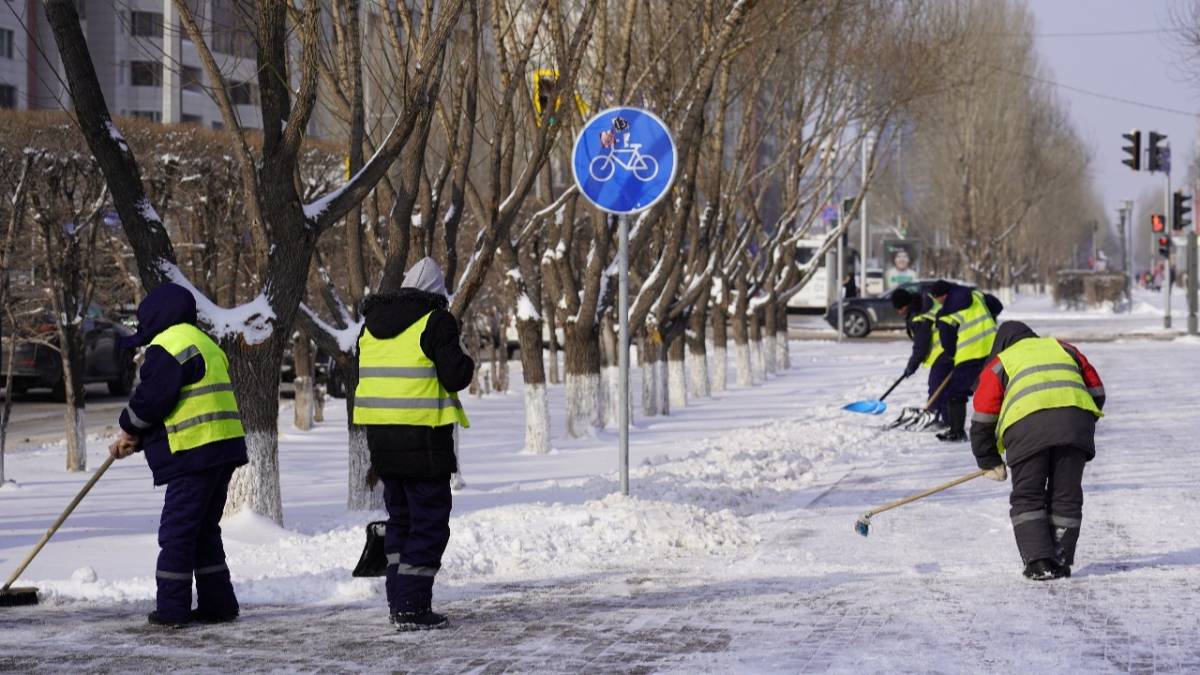 Елордада үш мыңға жуық жұмысшы қар тазалауға шықты